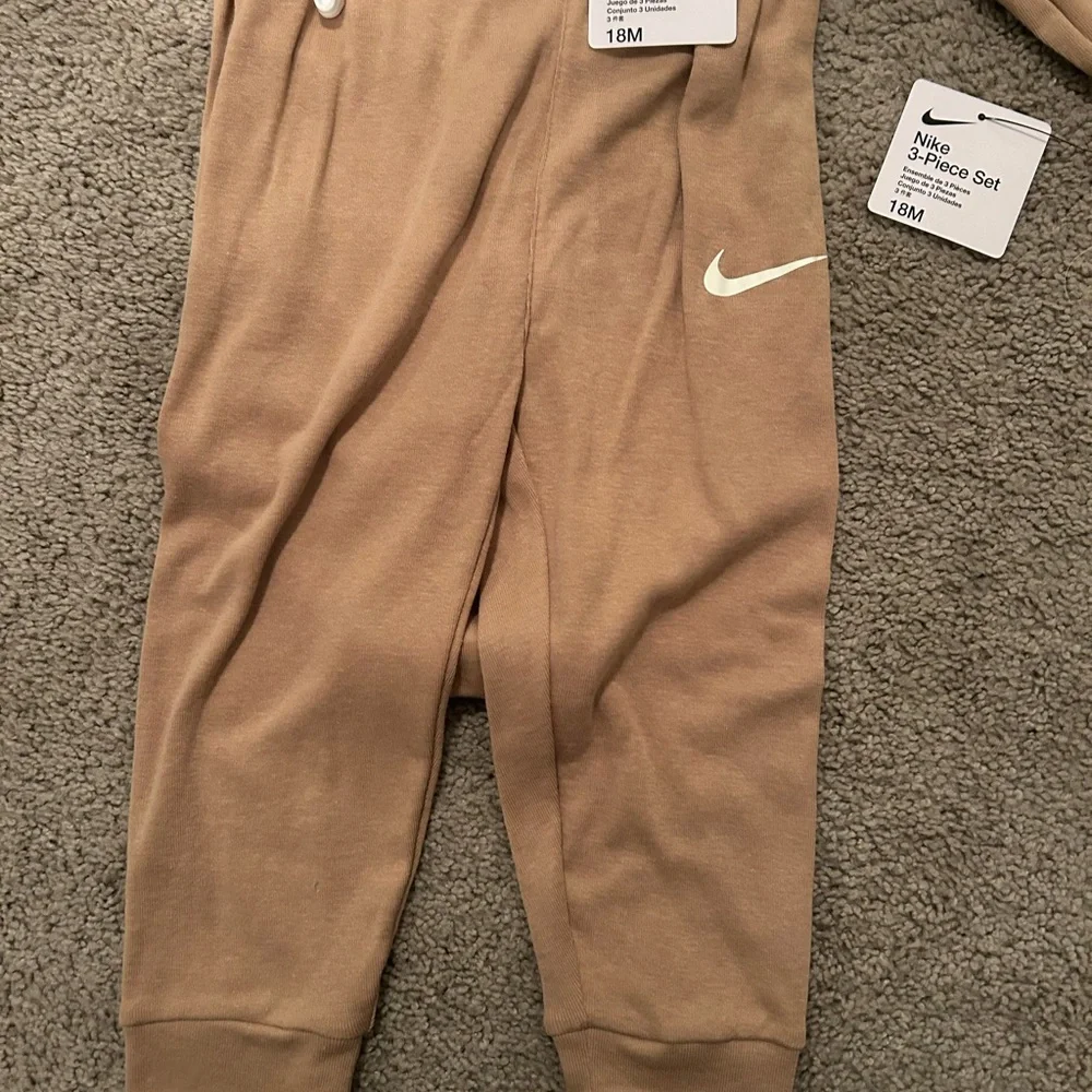 ✅ NWT Nike Baby 3-Piece Bodysuit & Pants Set 18M Hemp Neutral Tan - Picture 5 of 10
